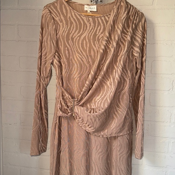 Daska dress Dusty Tan maxi faux wrap long sleeve rose gold bar accent large NEW - Picture 2 of 9